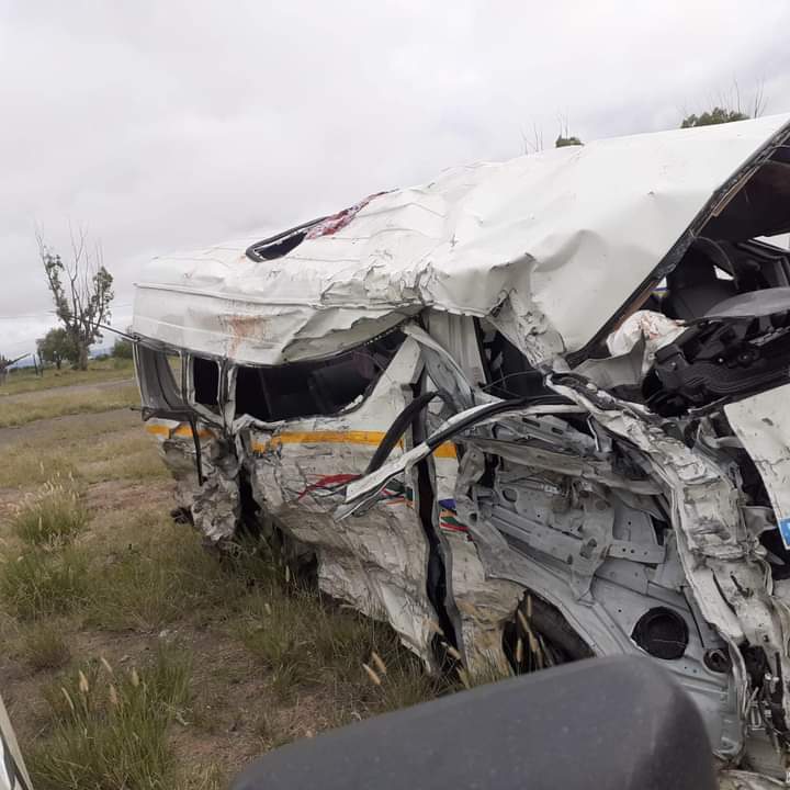 Six die in a head-on taxi collision in the Eastern Cape roads